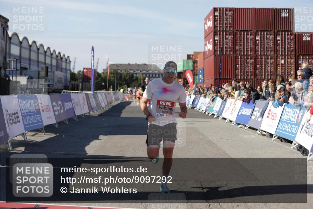 03.10.2025 - Köhlbrandbrückenlauf Jannik Wohlers http://msf.ph/oto/9097292 03.10.2025 12:55:58 Ziel 5966, 6480, 6778 meine-sportfotos.de