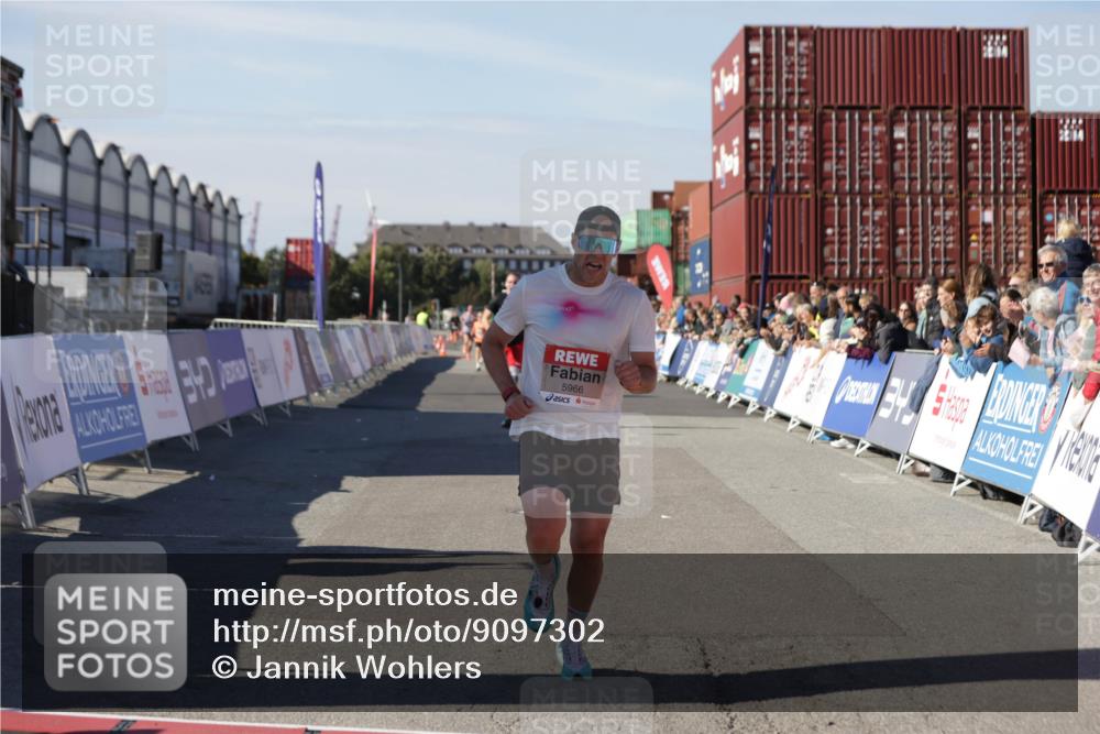 03.10.2025 - Köhlbrandbrückenlauf Jannik Wohlers http://msf.ph/oto/9097302 03.10.2025 12:55:59 Ziel 5966, 6480, 6778 meine-sportfotos.de