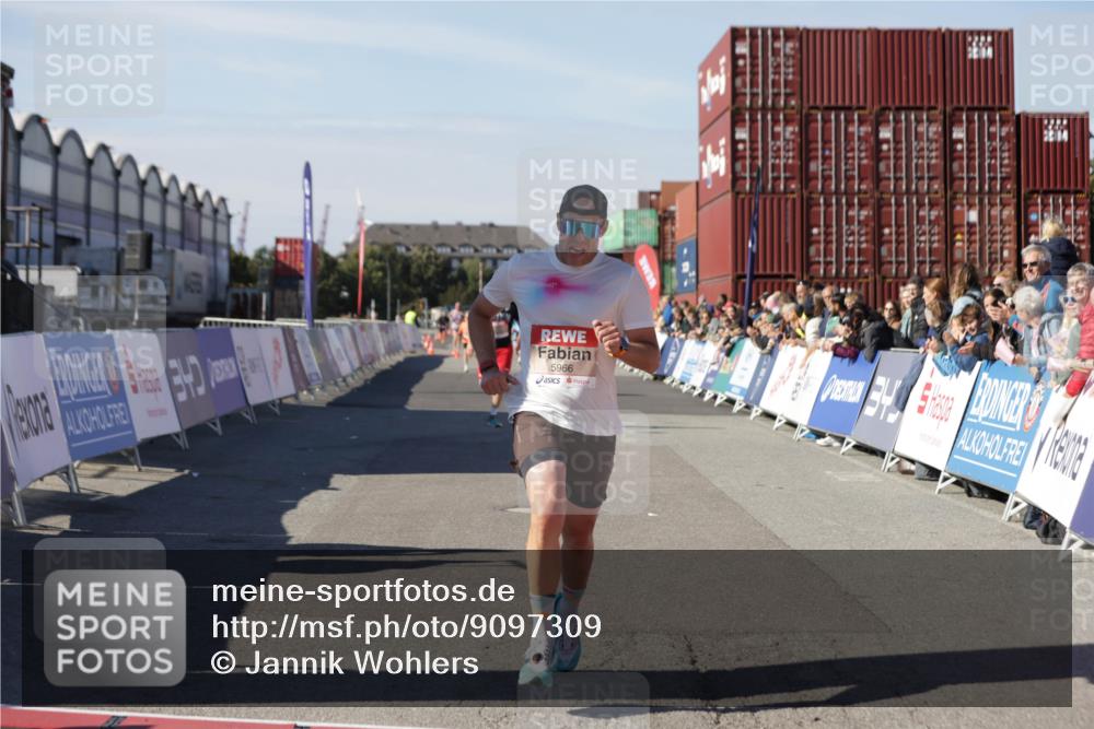 03.10.2025 - Köhlbrandbrückenlauf Jannik Wohlers http://msf.ph/oto/9097309 03.10.2025 12:55:59 Ziel 5966, 6480, 6778 meine-sportfotos.de