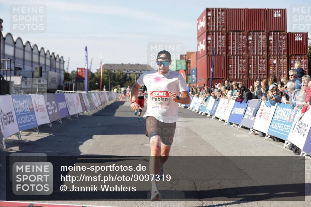 03.10.2025 - Köhlbrandbrückenlauf Jannik Wohlers http://msf.ph/oto/9097319 03.10.2025 12:55:59 Ziel 5966, 6480, 6778 meine-sportfotos.de