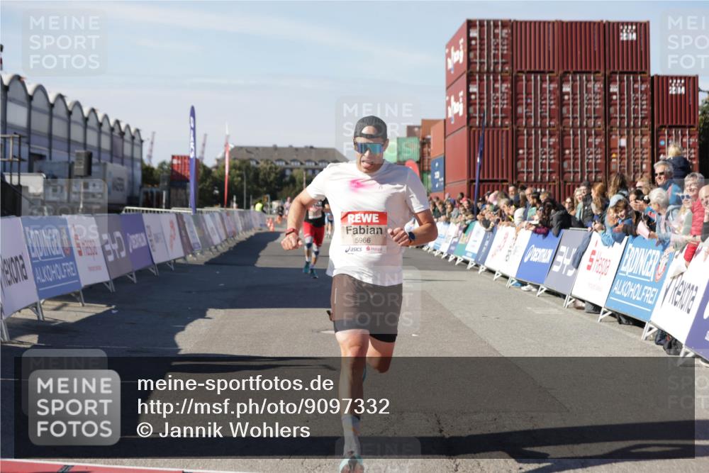 03.10.2025 - Köhlbrandbrückenlauf Jannik Wohlers http://msf.ph/oto/9097332 03.10.2025 12:55:59 Ziel 5966, 6480, 6778 meine-sportfotos.de