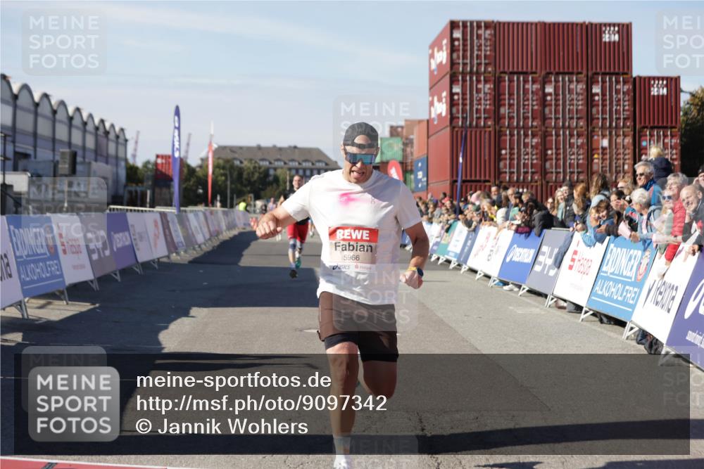 03.10.2025 - Köhlbrandbrückenlauf Jannik Wohlers http://msf.ph/oto/9097342 03.10.2025 12:55:59 Ziel 5966, 6480, 6778 meine-sportfotos.de