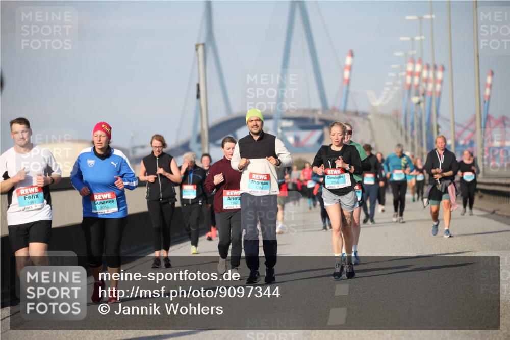 03.10.2025 - Köhlbrandbrückenlauf Jannik Wohlers http://msf.ph/oto/9097344 03.10.2025 10:15:57 Position 3 1981, 2558, 1729, 3080, 1982 meine-sportfotos.de