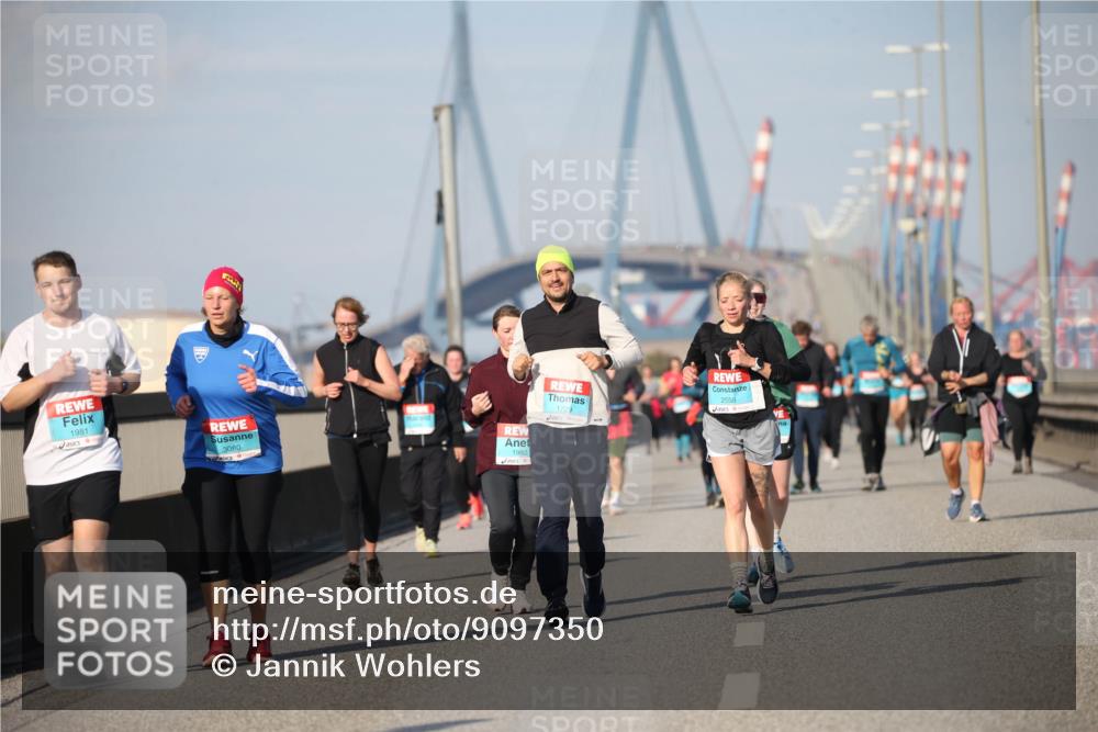 03.10.2025 - Köhlbrandbrückenlauf Jannik Wohlers http://msf.ph/oto/9097350 03.10.2025 10:15:57 Position 3 1981, 3080, 1982, 1729, 2558 meine-sportfotos.de