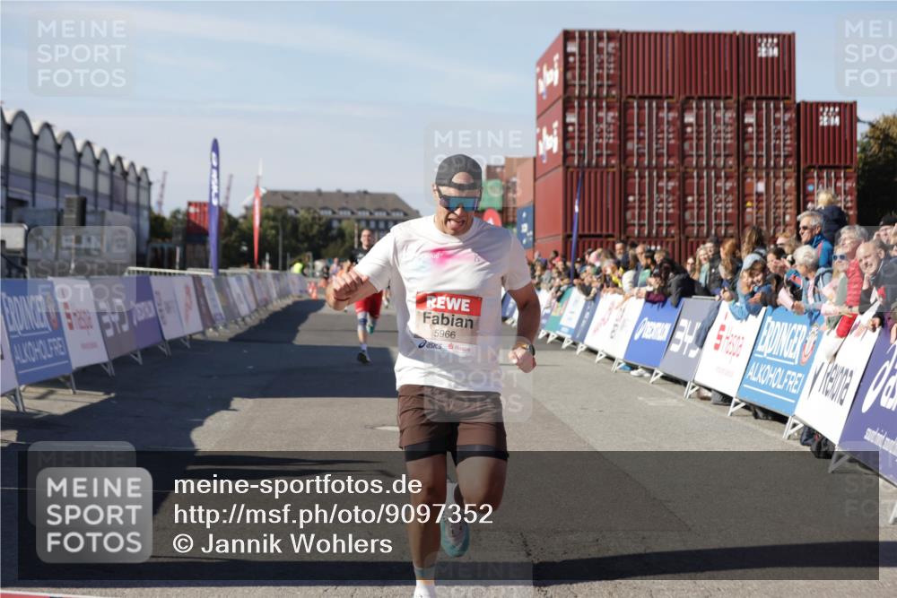 03.10.2025 - Köhlbrandbrückenlauf Jannik Wohlers http://msf.ph/oto/9097352 03.10.2025 12:55:59 Ziel 5966, 6480, 6778 meine-sportfotos.de
