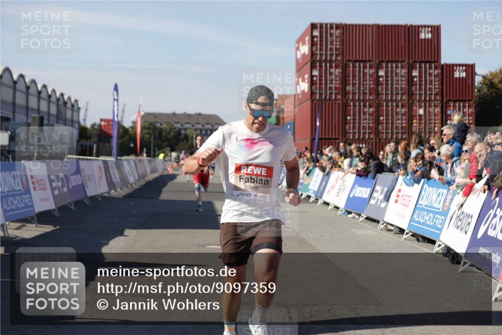 03.10.2025 - Köhlbrandbrückenlauf Jannik Wohlers http://msf.ph/oto/9097359 03.10.2025 12:55:59 Ziel 5966, 6480, 6778 meine-sportfotos.de