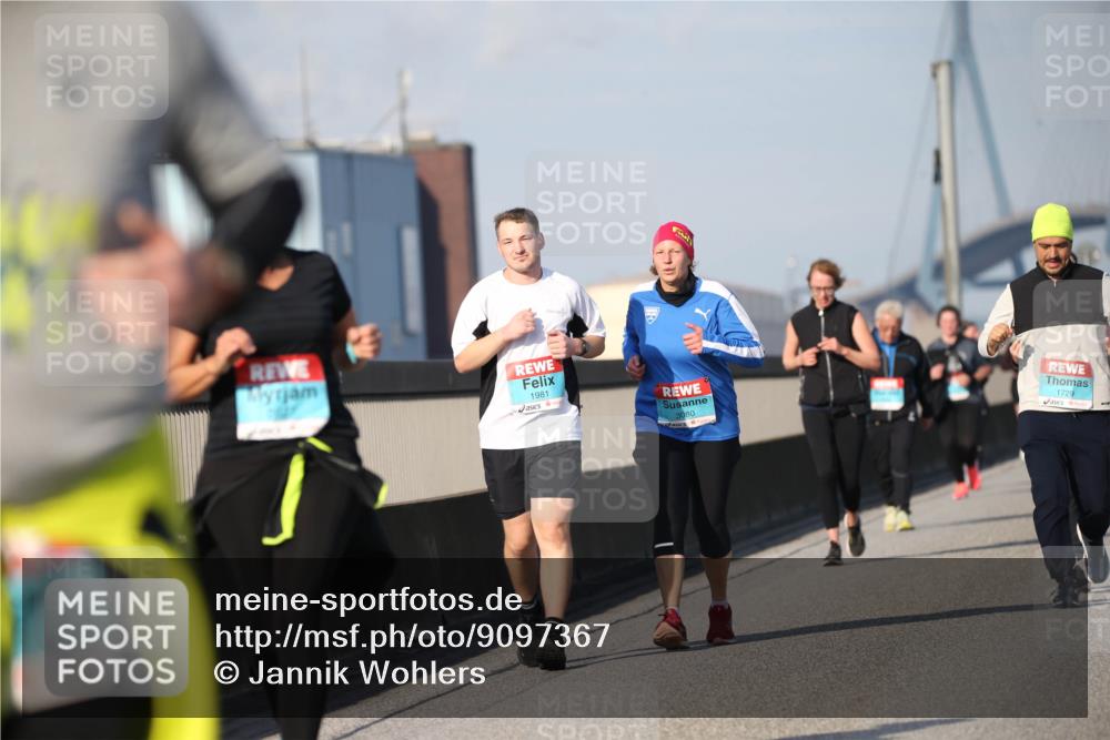 03.10.2025 - Köhlbrandbrückenlauf Jannik Wohlers http://msf.ph/oto/9097367 03.10.2025 10:15:58 Position 3 1981, 3080, 1729 meine-sportfotos.de