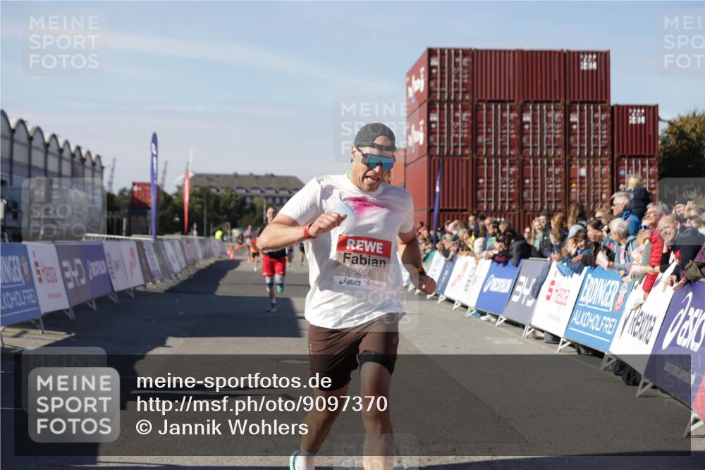 03.10.2025 - Köhlbrandbrückenlauf Jannik Wohlers http://msf.ph/oto/9097370 03.10.2025 12:55:59 Ziel 5966, 6480, 6778 meine-sportfotos.de