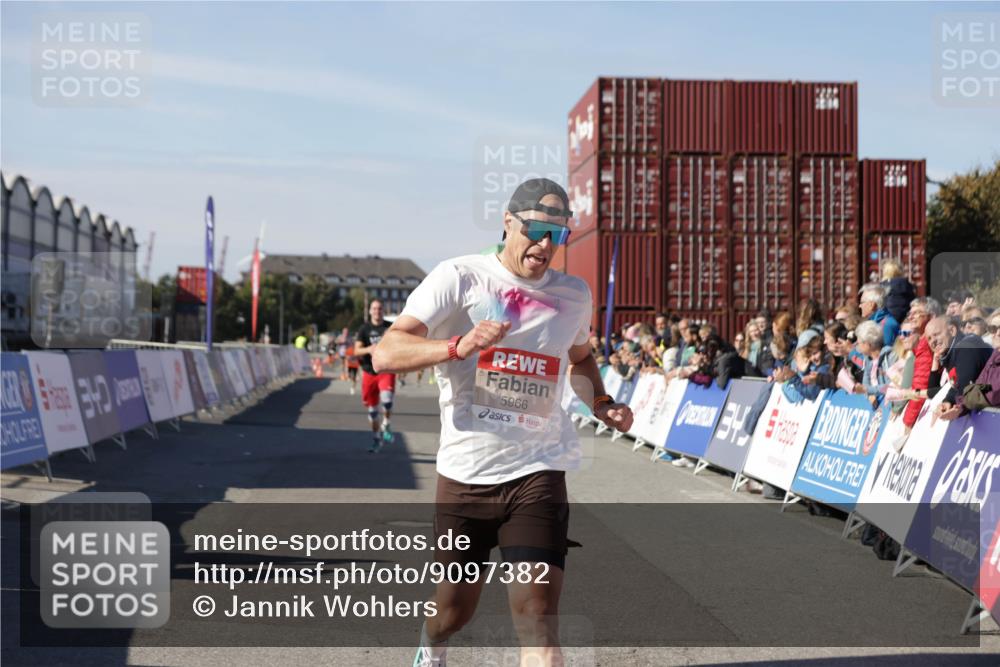 03.10.2025 - Köhlbrandbrückenlauf Jannik Wohlers http://msf.ph/oto/9097382 03.10.2025 12:55:59 Ziel 5966, 6480, 6778 meine-sportfotos.de
