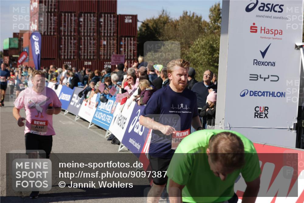 03.10.2025 - Köhlbrandbrückenlauf Jannik Wohlers http://msf.ph/oto/9097387 03.10.2025 13:21:17 Ziel 4363, 4379, 4393, 4601, 4749, 4838, 4846, 5265, 5450, 5618, 5746, 5873, 5878, 5882, 5883, 6262, 6602, 6675, 6676, 6679, 6756 meine-sportfotos.de