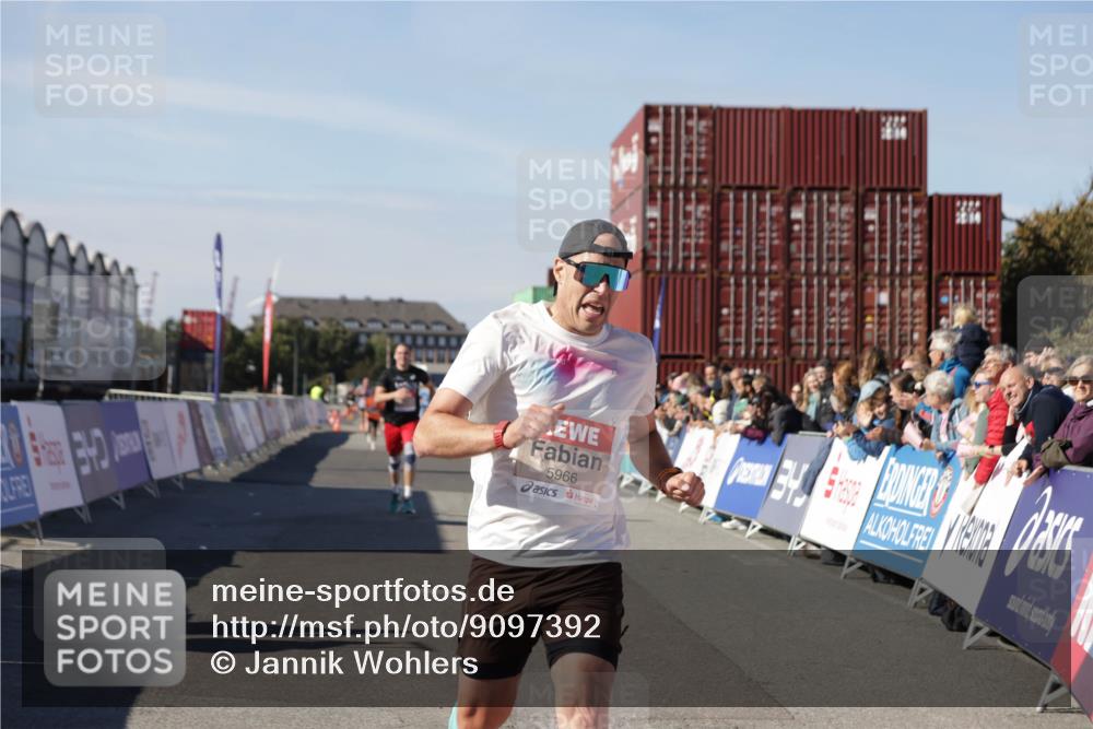 03.10.2025 - Köhlbrandbrückenlauf Jannik Wohlers http://msf.ph/oto/9097392 03.10.2025 12:55:59 Ziel 5966, 6480, 6778 meine-sportfotos.de