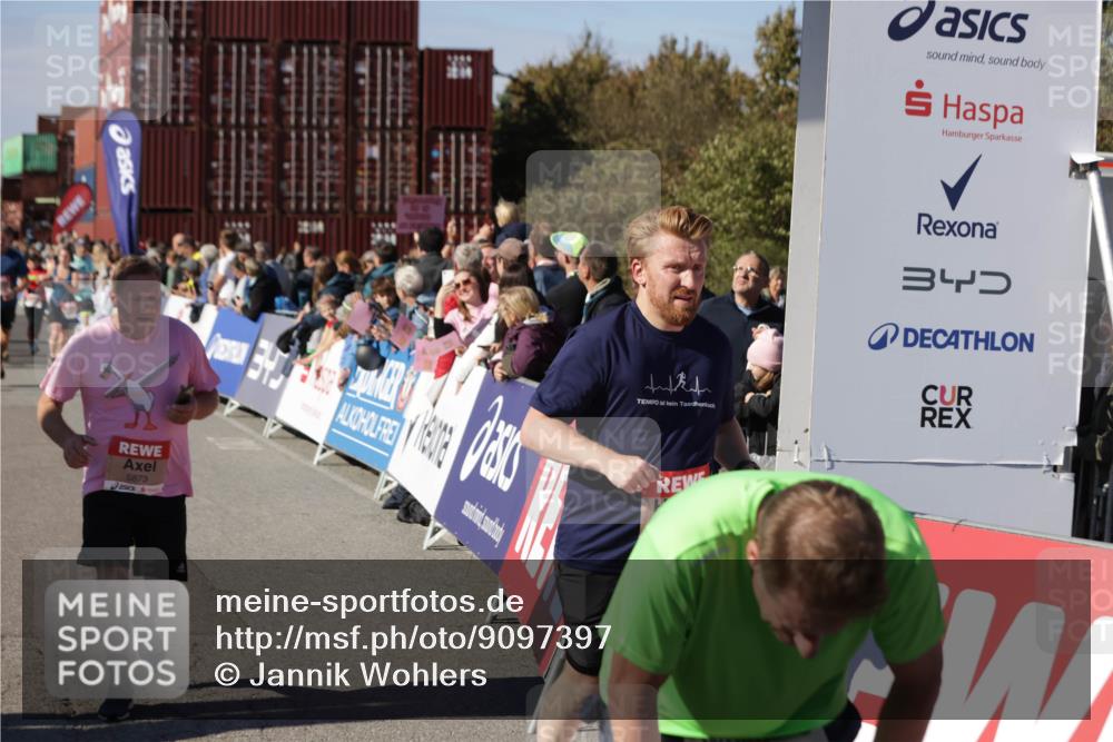 03.10.2025 - Köhlbrandbrückenlauf Jannik Wohlers http://msf.ph/oto/9097397 03.10.2025 13:21:17 Ziel 4363, 4379, 4393, 4601, 4749, 4838, 4846, 5265, 5450, 5618, 5746, 5873, 5878, 5882, 5883, 6262, 6602, 6675, 6676, 6679, 6756 meine-sportfotos.de