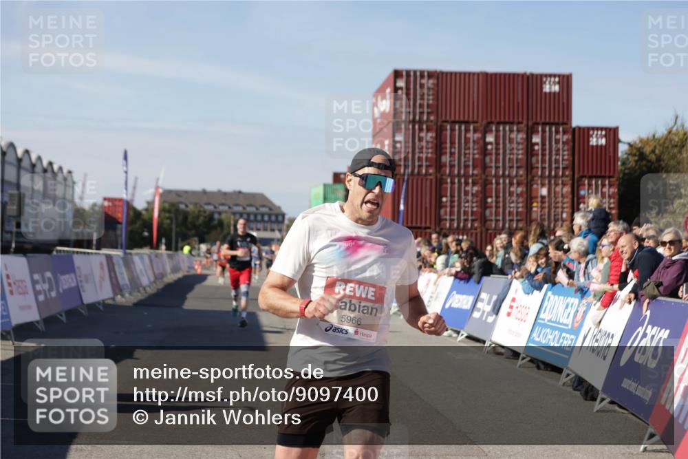 03.10.2025 - Köhlbrandbrückenlauf Jannik Wohlers http://msf.ph/oto/9097400 03.10.2025 12:55:59 Ziel 5966, 6480, 6778 meine-sportfotos.de