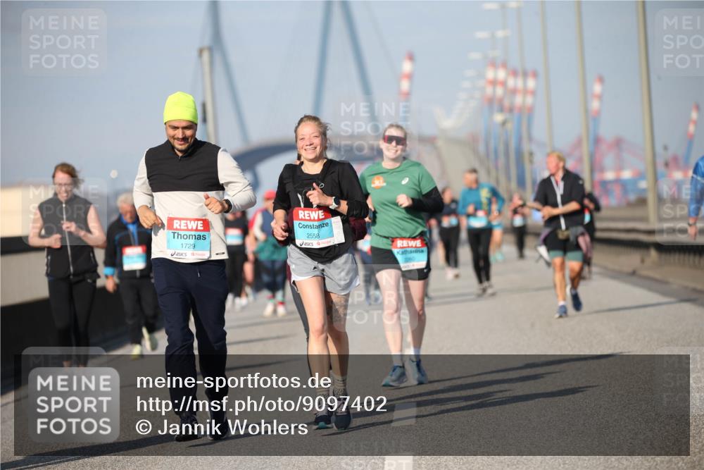 03.10.2025 - Köhlbrandbrückenlauf Jannik Wohlers http://msf.ph/oto/9097402 03.10.2025 10:16:02 Position 3 1729, 2558 meine-sportfotos.de