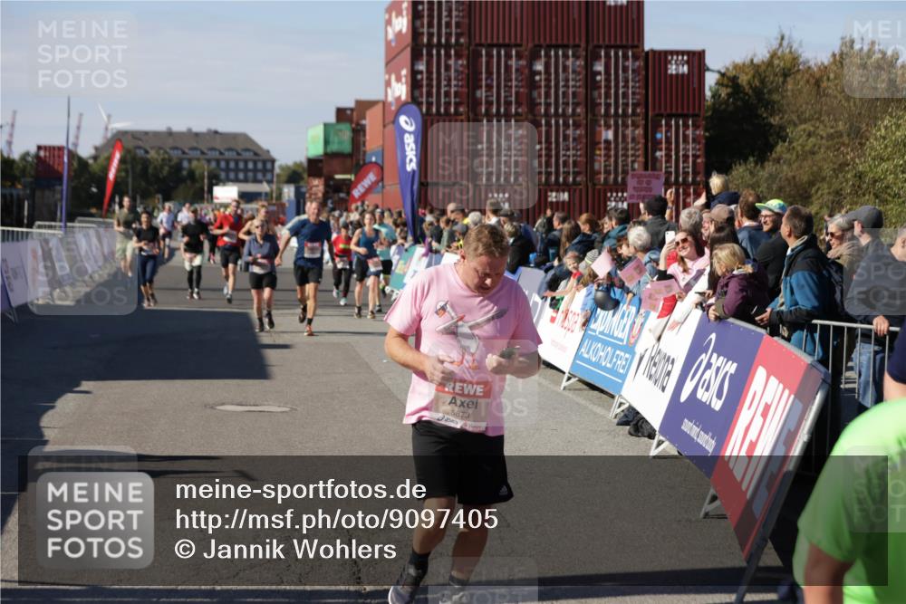03.10.2025 - Köhlbrandbrückenlauf Jannik Wohlers http://msf.ph/oto/9097405 03.10.2025 13:21:17 Ziel 4363, 4379, 4393, 4601, 4749, 4838, 4846, 5265, 5450, 5618, 5746, 5873, 5878, 5882, 5883, 6262, 6602, 6675, 6676, 6679, 6756 meine-sportfotos.de