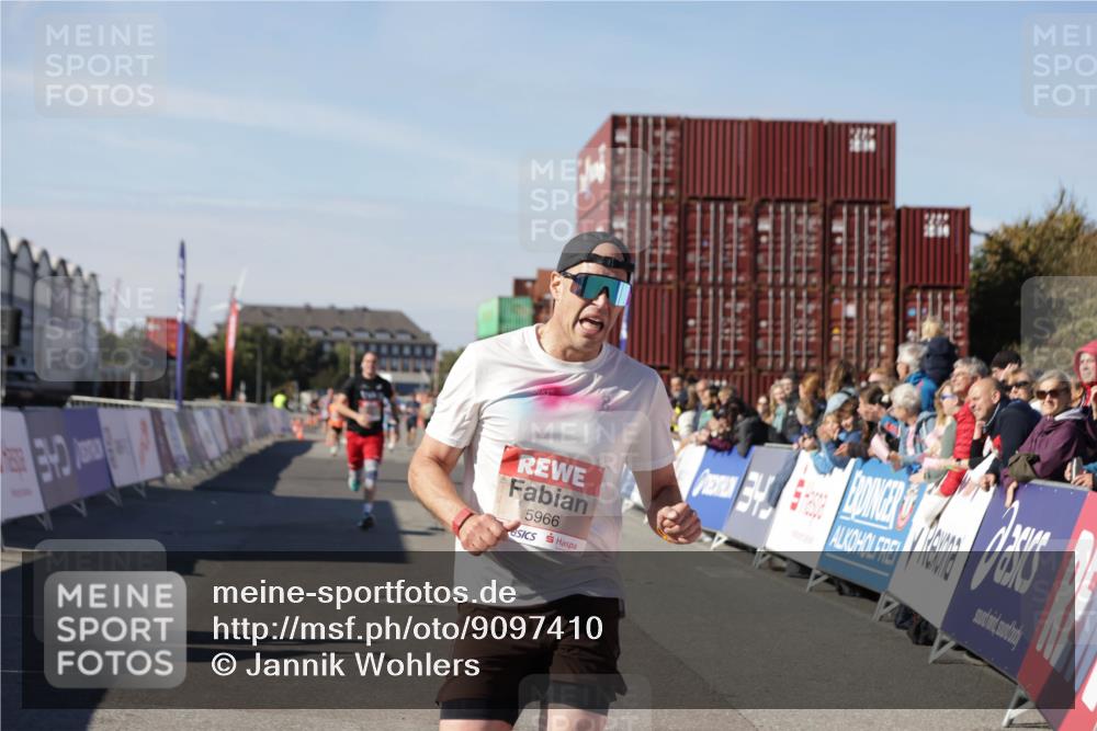 03.10.2025 - Köhlbrandbrückenlauf Jannik Wohlers http://msf.ph/oto/9097410 03.10.2025 12:55:59 Ziel 5966, 6480, 6778 meine-sportfotos.de