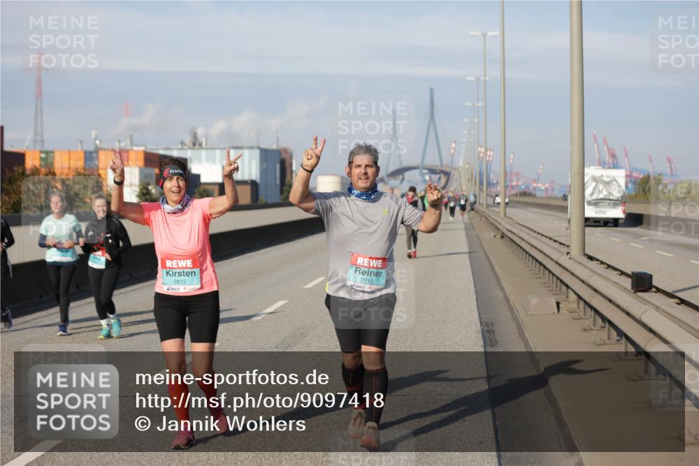 03.10.2025 - Köhlbrandbrückenlauf Jannik Wohlers http://msf.ph/oto/9097418 03.10.2025 10:18:07 Position 3 2612, 2613 meine-sportfotos.de