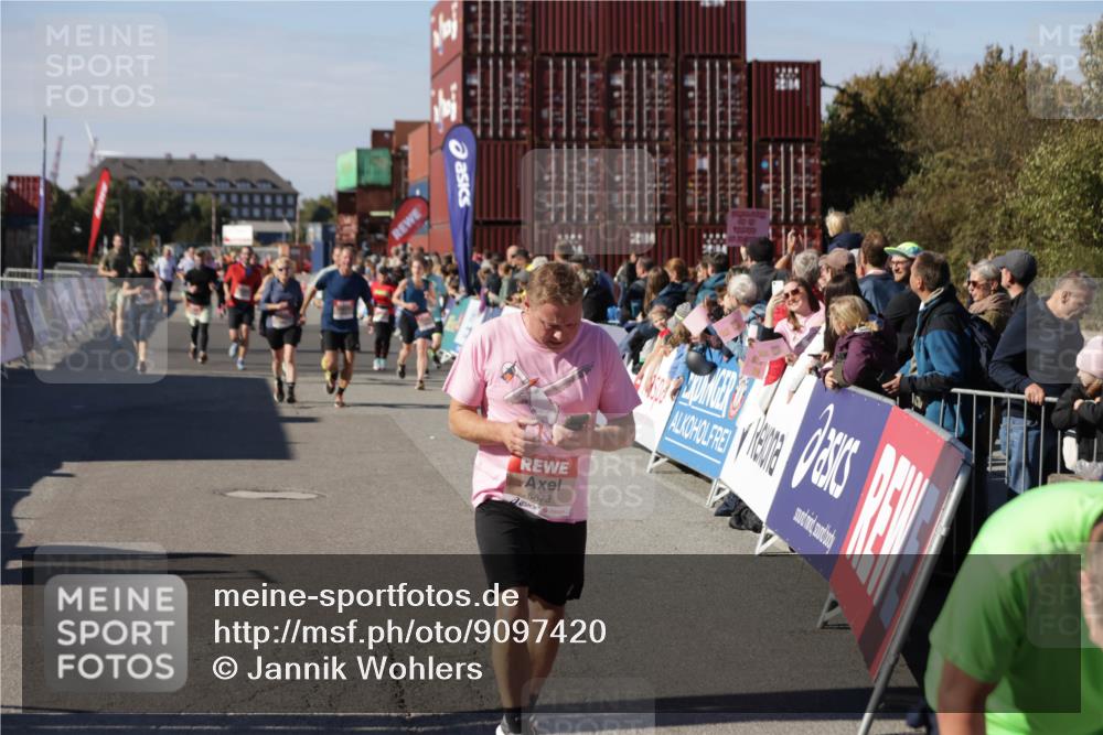 03.10.2025 - Köhlbrandbrückenlauf Jannik Wohlers http://msf.ph/oto/9097420 03.10.2025 13:21:17 Ziel 4363, 4379, 4393, 4601, 4749, 4838, 4846, 5265, 5450, 5618, 5746, 5873, 5878, 5882, 5883, 6262, 6602, 6675, 6676, 6679, 6756 meine-sportfotos.de
