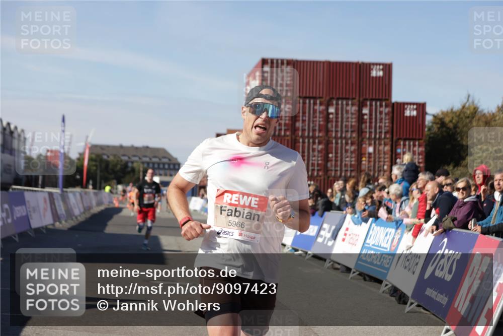 03.10.2025 - Köhlbrandbrückenlauf Jannik Wohlers http://msf.ph/oto/9097423 03.10.2025 12:55:59 Ziel 5966, 6480, 6778 meine-sportfotos.de