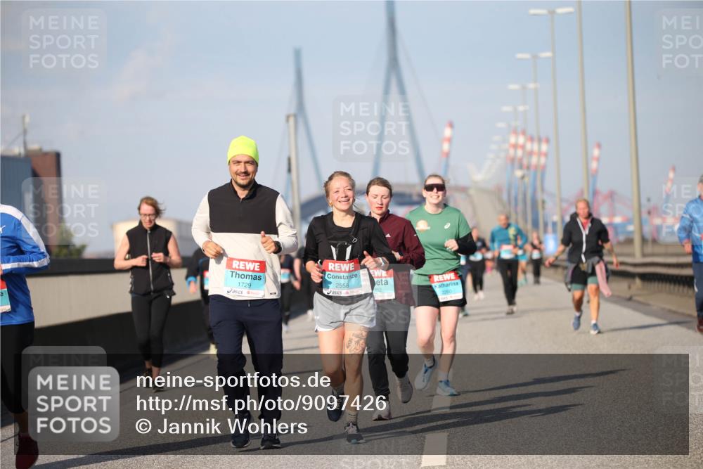 03.10.2025 - Köhlbrandbrückenlauf Jannik Wohlers http://msf.ph/oto/9097426 03.10.2025 10:16:03 Position 3 1729, 2558, 982, 2260 meine-sportfotos.de