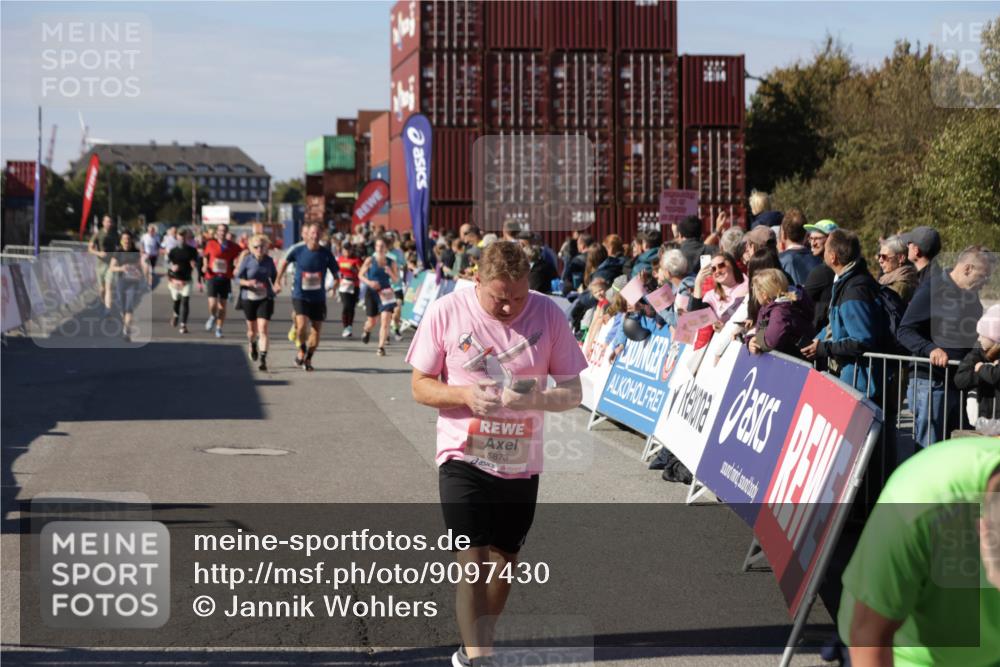 03.10.2025 - Köhlbrandbrückenlauf Jannik Wohlers http://msf.ph/oto/9097430 03.10.2025 13:21:17 Ziel 4363, 4379, 4393, 4601, 4749, 4838, 4846, 5265, 5450, 5618, 5746, 5873, 5878, 5882, 5883, 6262, 6602, 6675, 6676, 6679, 6756 meine-sportfotos.de