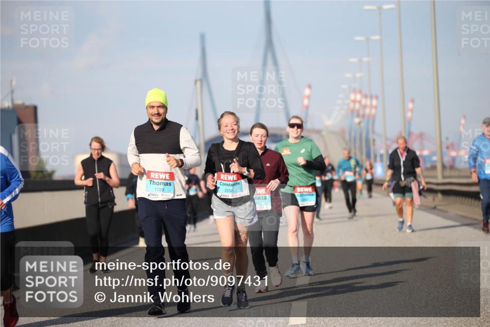 03.10.2025 - Köhlbrandbrückenlauf Jannik Wohlers http://msf.ph/oto/9097431 03.10.2025 10:16:03 Position 3 1729, 2558, 982 meine-sportfotos.de
