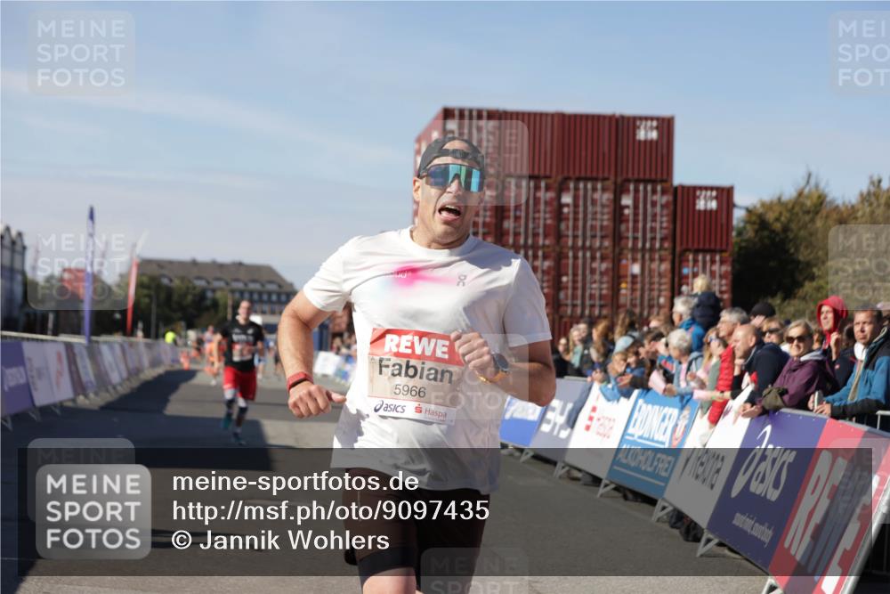 03.10.2025 - Köhlbrandbrückenlauf Jannik Wohlers http://msf.ph/oto/9097435 03.10.2025 12:55:59 Ziel 5966, 6480, 6778 meine-sportfotos.de