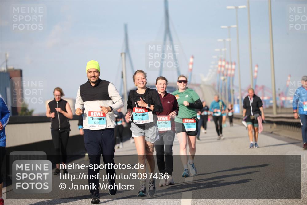 03.10.2025 - Köhlbrandbrückenlauf Jannik Wohlers http://msf.ph/oto/9097436 03.10.2025 10:16:03 Position 3 1729, 2558, 1982 meine-sportfotos.de
