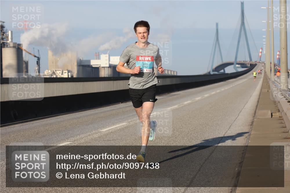 03.10.2025 - Köhlbrandbrückenlauf Lena Gebhardt http://msf.ph/oto/9097438 03.10.2025 09:33:40 Position 2 3782 meine-sportfotos.de