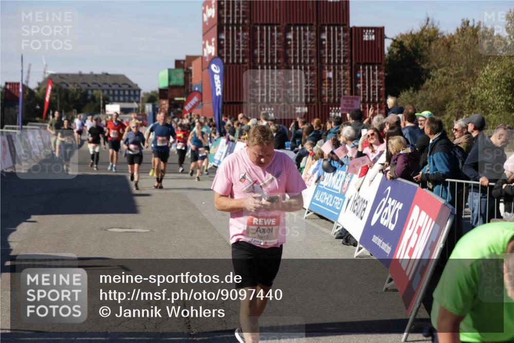 03.10.2025 - Köhlbrandbrückenlauf Jannik Wohlers http://msf.ph/oto/9097440 03.10.2025 13:21:17 Ziel 4363, 4379, 4393, 4601, 4749, 4838, 4846, 5265, 5450, 5618, 5746, 5873, 5878, 5882, 5883, 6262, 6602, 6675, 6676, 6679, 6756 meine-sportfotos.de