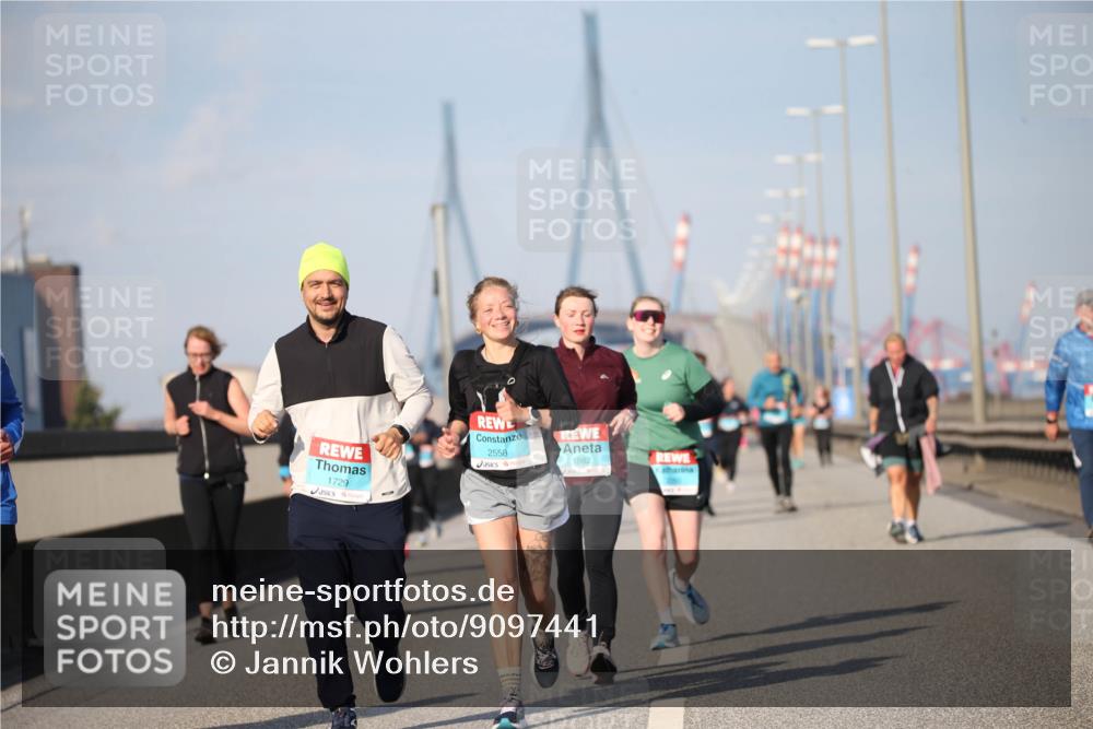 03.10.2025 - Köhlbrandbrückenlauf Jannik Wohlers http://msf.ph/oto/9097441 03.10.2025 10:16:03 Position 3 1729, 2558, 1982 meine-sportfotos.de