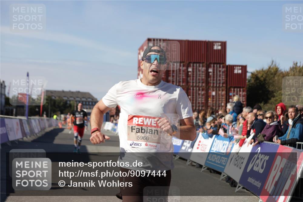 03.10.2025 - Köhlbrandbrückenlauf Jannik Wohlers http://msf.ph/oto/9097444 03.10.2025 12:55:59 Ziel 5966, 6480, 6778 meine-sportfotos.de