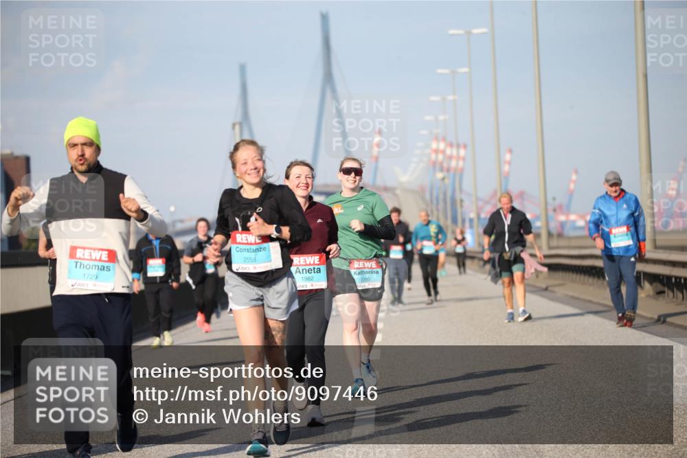 03.10.2025 - Köhlbrandbrückenlauf Jannik Wohlers http://msf.ph/oto/9097446 03.10.2025 10:16:05 Position 3 1729, 2558, 1982, 2260 meine-sportfotos.de