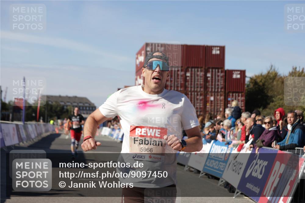03.10.2025 - Köhlbrandbrückenlauf Jannik Wohlers http://msf.ph/oto/9097450 03.10.2025 12:55:59 Ziel 5966, 6480, 6778 meine-sportfotos.de