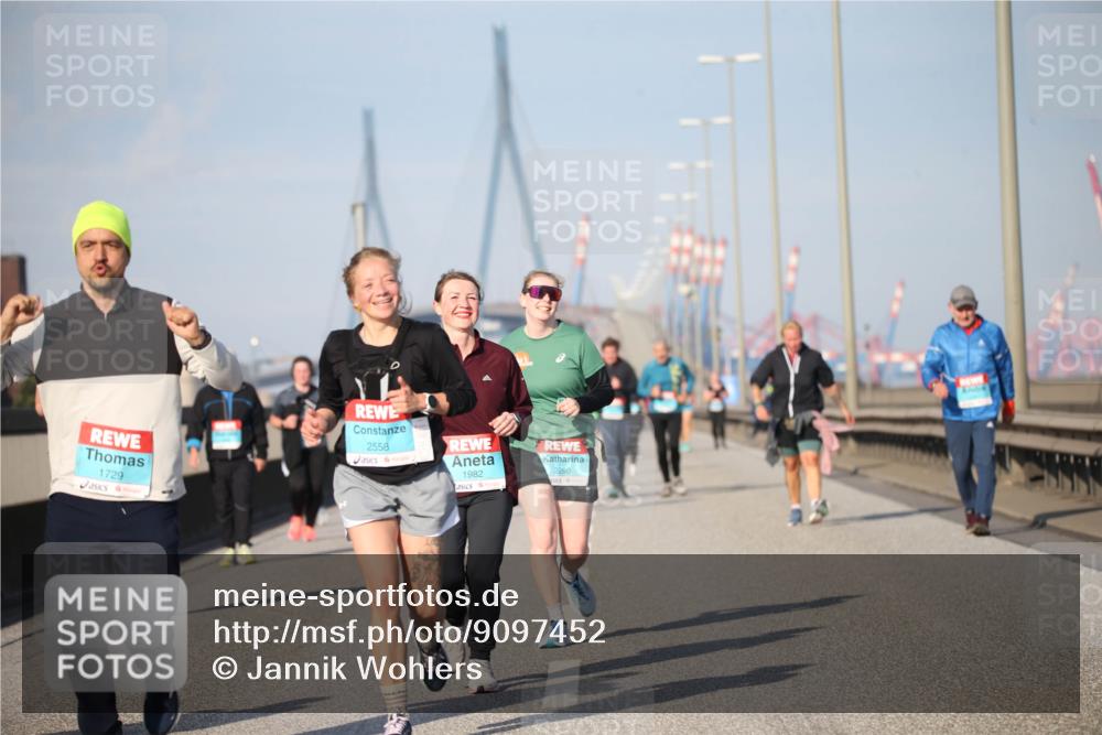 03.10.2025 - Köhlbrandbrückenlauf Jannik Wohlers http://msf.ph/oto/9097452 03.10.2025 10:16:05 Position 3 1729, 2558, 1982, 2260 meine-sportfotos.de