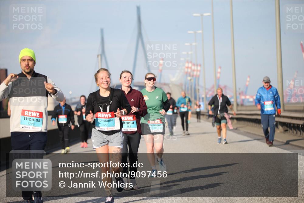 03.10.2025 - Köhlbrandbrückenlauf Jannik Wohlers http://msf.ph/oto/9097456 03.10.2025 10:16:05 Position 3 1729, 2558, 1982, 2260 meine-sportfotos.de