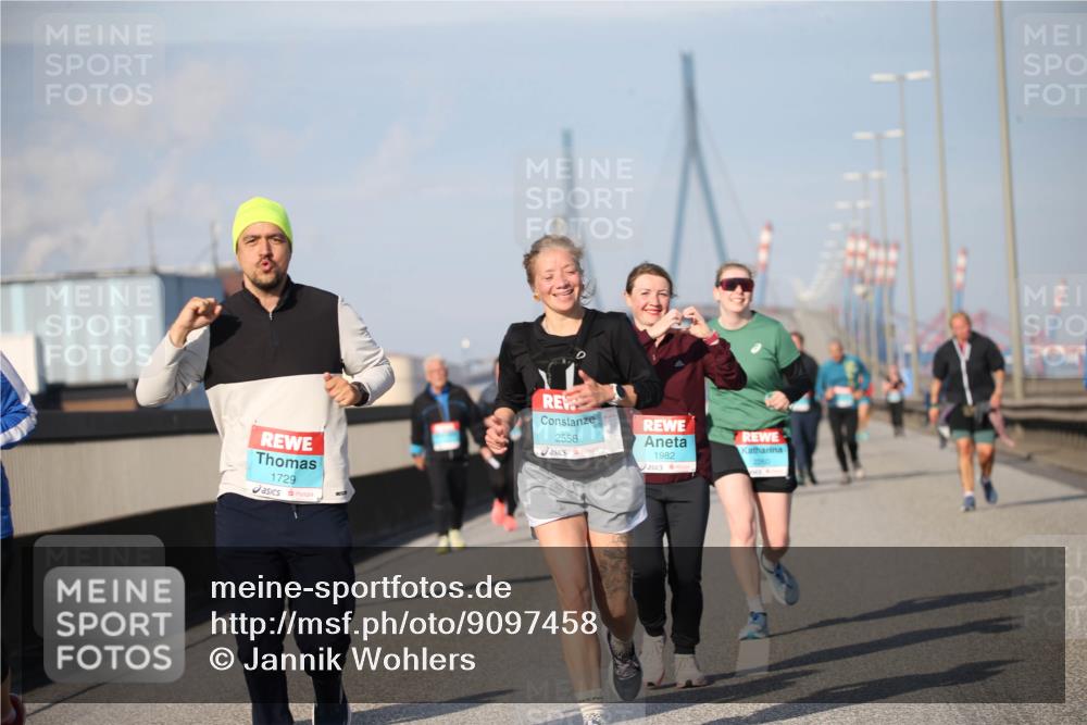 03.10.2025 - Köhlbrandbrückenlauf Jannik Wohlers http://msf.ph/oto/9097458 03.10.2025 10:16:05 Position 3 1729, 2558, 1982 meine-sportfotos.de
