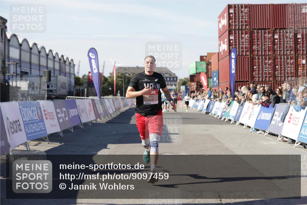 03.10.2025 - Köhlbrandbrückenlauf Jannik Wohlers http://msf.ph/oto/9097459 03.10.2025 12:56:02 Ziel 5966, 6778 meine-sportfotos.de