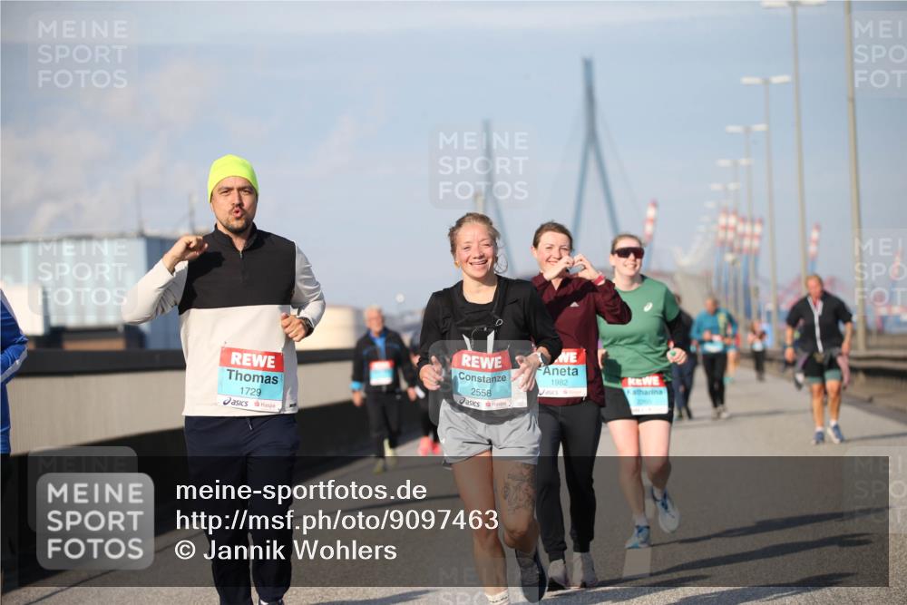 03.10.2025 - Köhlbrandbrückenlauf Jannik Wohlers http://msf.ph/oto/9097463 03.10.2025 10:16:05 Position 3 1729, 2558, 1982 meine-sportfotos.de