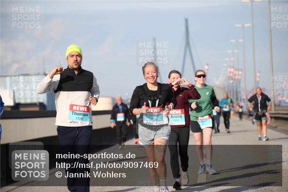 03.10.2025 - Köhlbrandbrückenlauf Jannik Wohlers http://msf.ph/oto/9097469 03.10.2025 10:16:06 Position 3 1729, 1982, 2558 meine-sportfotos.de