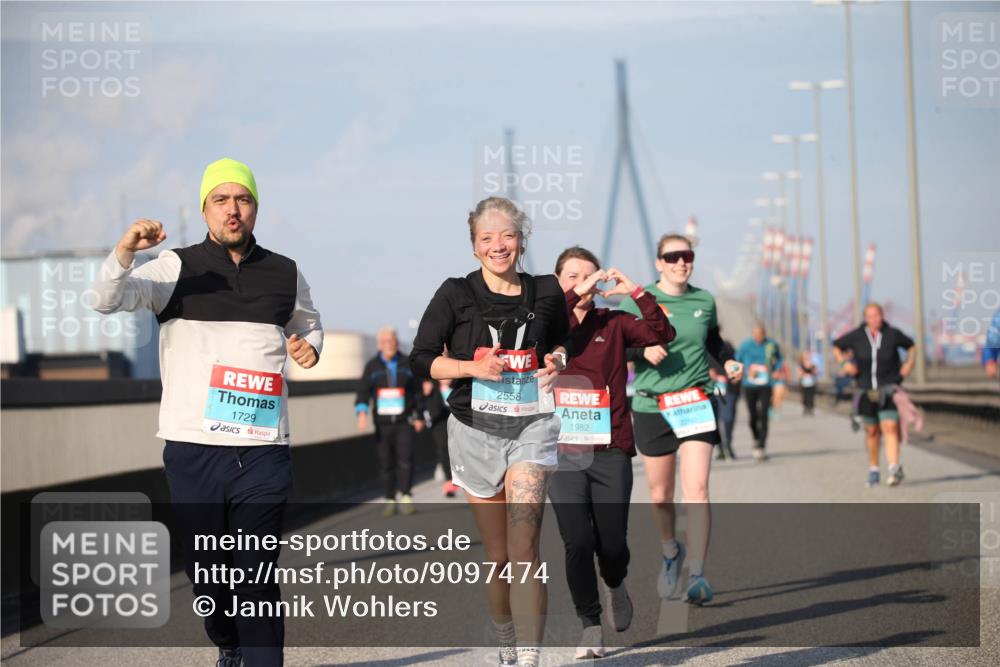 03.10.2025 - Köhlbrandbrückenlauf Jannik Wohlers http://msf.ph/oto/9097474 03.10.2025 10:16:06 Position 3 1729, 2558, 1982 meine-sportfotos.de