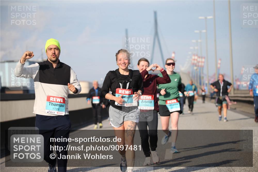 03.10.2025 - Köhlbrandbrückenlauf Jannik Wohlers http://msf.ph/oto/9097481 03.10.2025 10:16:06 Position 3 1729, 458, 1982 meine-sportfotos.de
