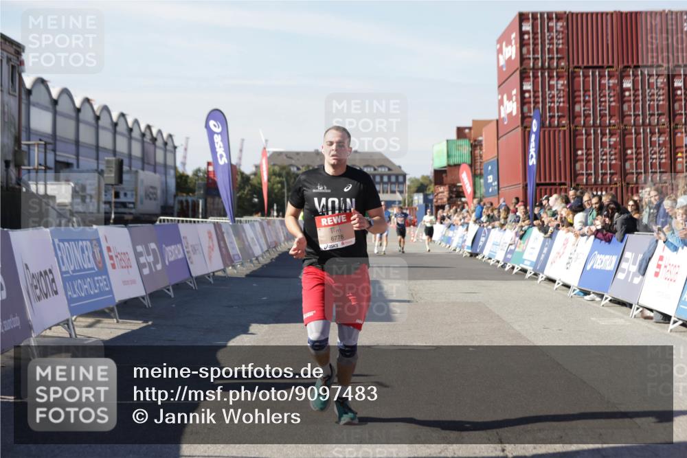 03.10.2025 - Köhlbrandbrückenlauf Jannik Wohlers http://msf.ph/oto/9097483 03.10.2025 12:56:02 Ziel 5966, 6778 meine-sportfotos.de
