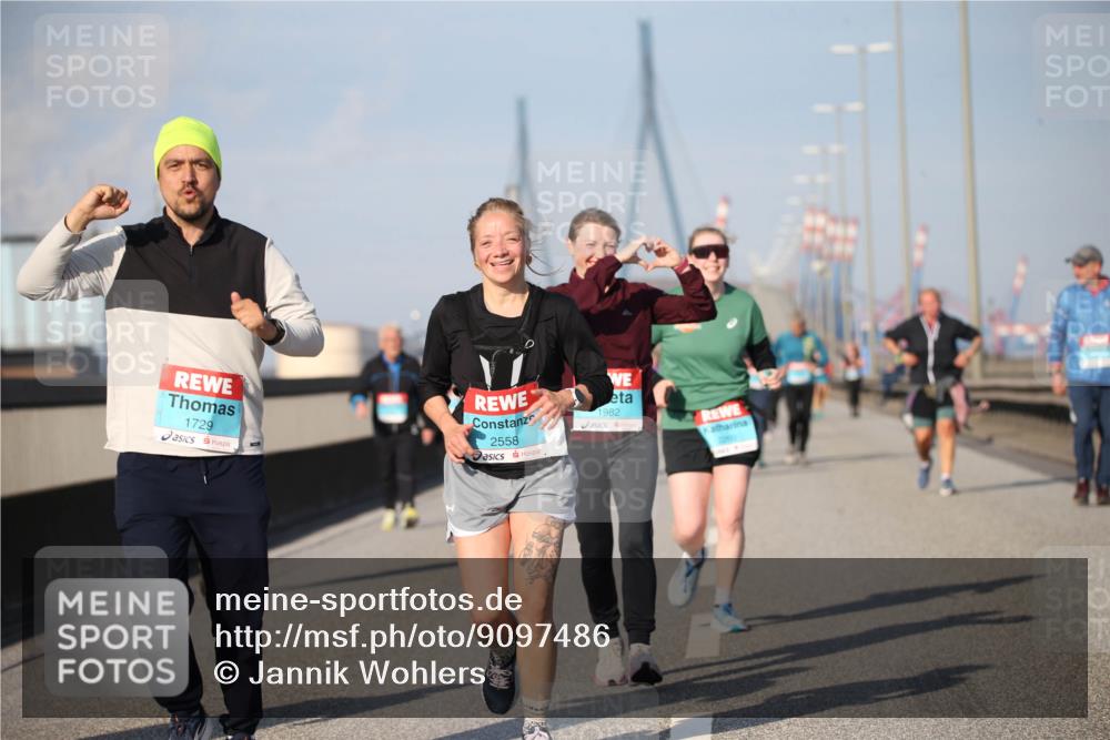 03.10.2025 - Köhlbrandbrückenlauf Jannik Wohlers http://msf.ph/oto/9097486 03.10.2025 10:16:06 Position 3 1729, 2558, 1982 meine-sportfotos.de