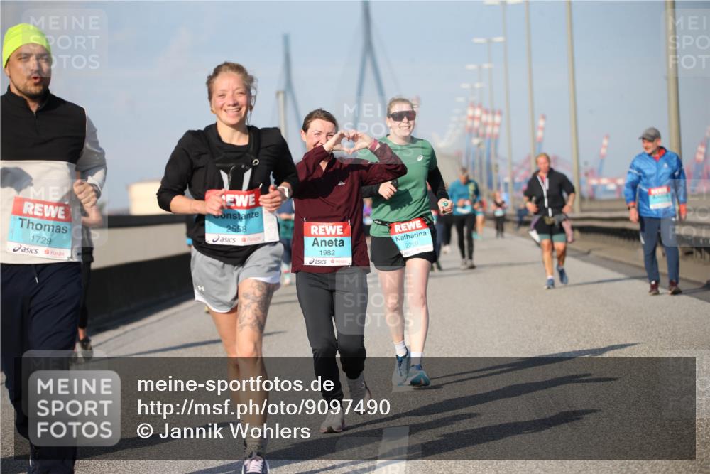 03.10.2025 - Köhlbrandbrückenlauf Jannik Wohlers http://msf.ph/oto/9097490 03.10.2025 10:16:06 Position 3 1729, 2558, 1982, 2260 meine-sportfotos.de