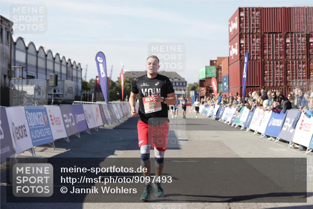 03.10.2025 - Köhlbrandbrückenlauf Jannik Wohlers http://msf.ph/oto/9097493 03.10.2025 12:56:02 Ziel 5966, 6778 meine-sportfotos.de