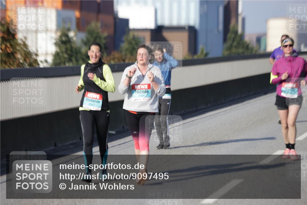 03.10.2025 - Köhlbrandbrückenlauf Jannik Wohlers http://msf.ph/oto/9097495 03.10.2025 10:18:23 Position 3 2547, 2199 meine-sportfotos.de