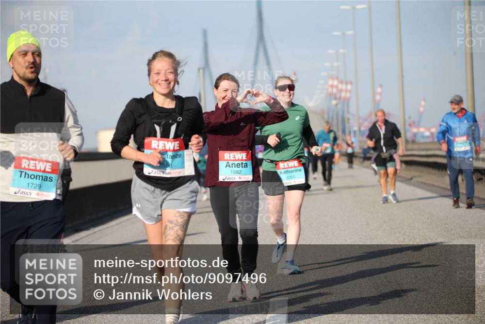 03.10.2025 - Köhlbrandbrückenlauf Jannik Wohlers http://msf.ph/oto/9097496 03.10.2025 10:16:06 Position 3 1729, 2558, 1982, 2260 meine-sportfotos.de