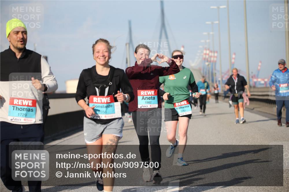03.10.2025 - Köhlbrandbrückenlauf Jannik Wohlers http://msf.ph/oto/9097500 03.10.2025 10:16:07 Position 3 1729, 2558, 1982, 2260 meine-sportfotos.de