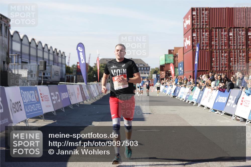 03.10.2025 - Köhlbrandbrückenlauf Jannik Wohlers http://msf.ph/oto/9097503 03.10.2025 12:56:02 Ziel 5966, 6778 meine-sportfotos.de